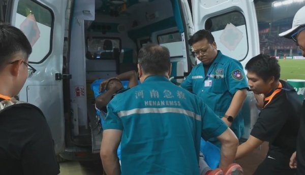 被暴力蹬踏!梅州外援恩戈姆被担架抬下,随后直接上了救护车