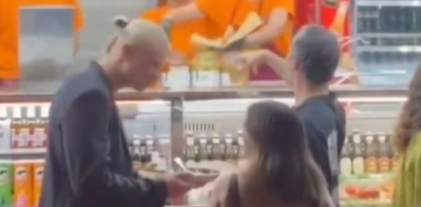 解压 身心!哈兰德在意大利度假,在罗马街头吃小吃