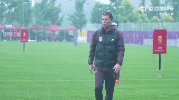 中国U20女足准备比赛  亚预赛，主帅科林-贝尔讲述近一年带队的感受