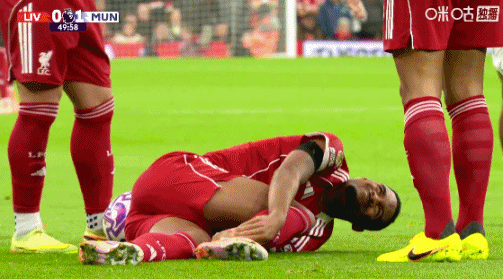 表情痛苦！赫拉芬贝赫被姆伯莫放倒，裁判    吹违例  但未出牌