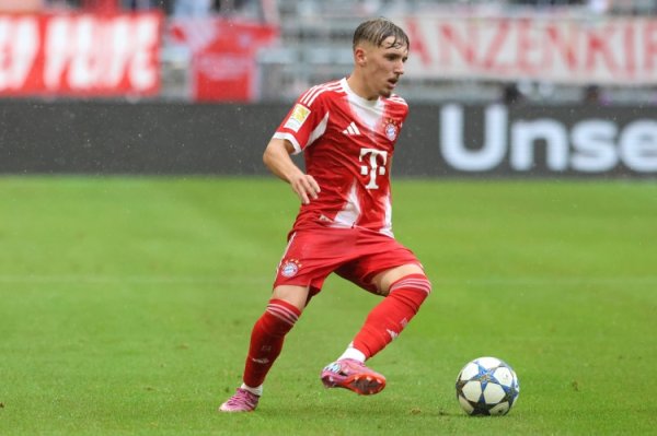 17岁242天！卡尔跨越  穆西亚拉，成为拜仁队史欧冠最年轻得分  者