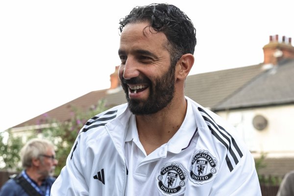 曼联取得英超主场作战  4连胜，而此前13个主场作战  战绩只有3胜2平8负