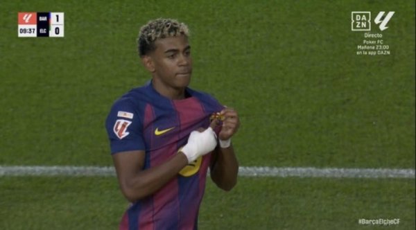 改变来了？亚马尔一改此前“加冕”方式，得分  后亮队标  和队友庆祝