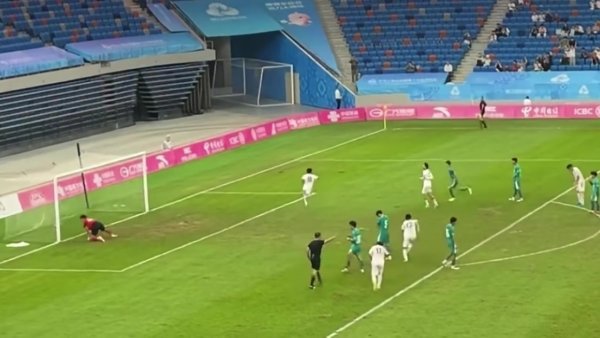 一支穿云箭！19岁李新翔第95分钟推进后远射破门，助上海致胜球  新疆