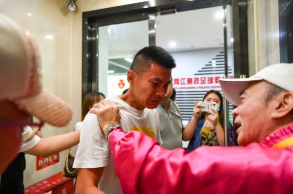 重庆铁汉！40岁黄希扬随铜梁龙冲超成功 3年前两江竞赛  解散时泪崩