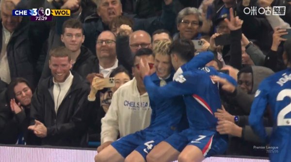 内托破旧主，加纳乔奔袭助功  双响，两人经典坐广告牌庆祝